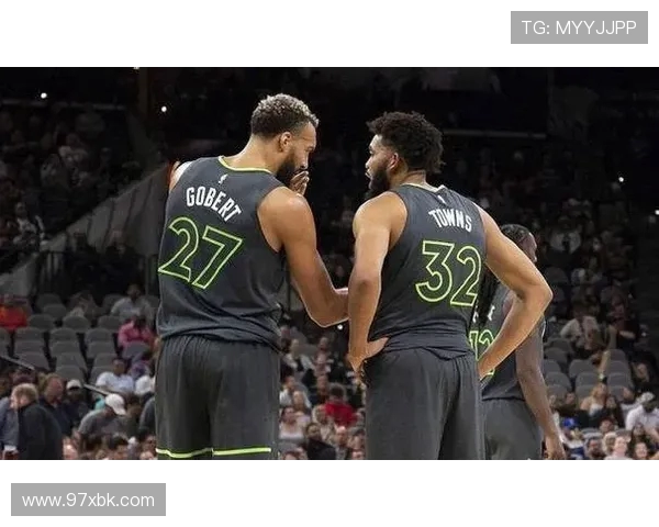 好兄弟并肩作战 森林狼官媒晒爱德华兹与唐斯赛后拥抱瞬间
